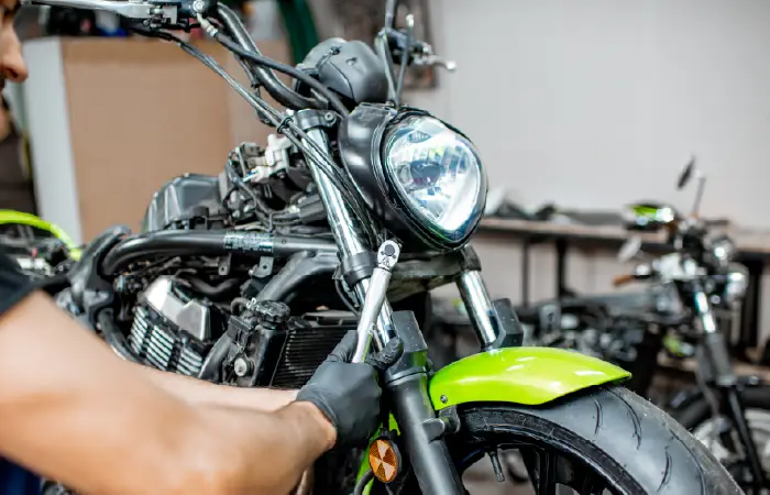 Fotos detalladas de una moto con golpe